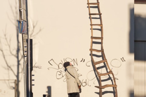 Aus dem Holz der mittelalterlichen Stadtmauer Eindhovens - "In Situ" von Julien Carretero<br />