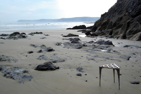 Den "Pewter Stool" hat Max Lamb an seinem Lieblingsstrand mit flüssigem Zinn in den Sand gegossen.<br /><a href="http://maxlamb.org/hexagonal-pewter-stool/" >Link</a><br />