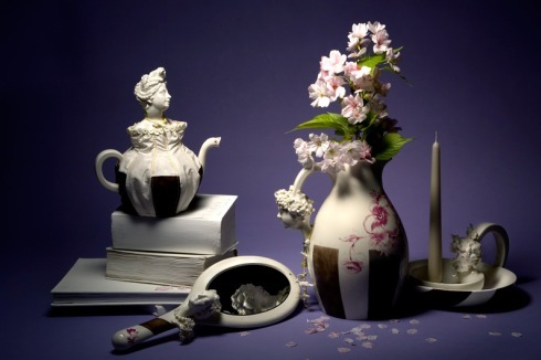 "Vier Jahreszeiten" von Hella Jongerius - Handspiegel (Frühling), Teekanne mit Teewärmer (Sommer), Krug (Herbst), Kerzenleuchter (Winter)<br />
