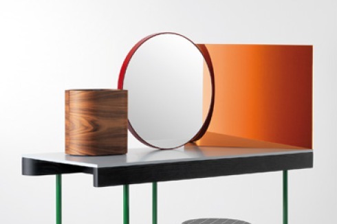 Geometrische Objekte im Gleichgewicht - Dressing table "Chandlo" von Doshi Levien<br />