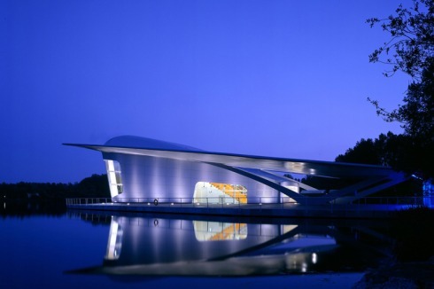 Den ersten Bau realisierte Asymptote im niederländischen Haarlemmermeer: „HydraPier Pavilion“ (2002).<br />
