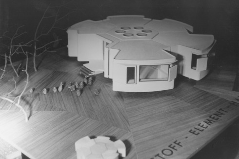 1968: Als Studie für BASF entstanden etwa zehn Haustypen aus Kunststoff<br />