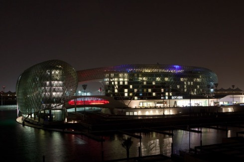 So manches Gebäude (im Bild das Yas Island Marina Grand Prix Crcuit Hotel in Abu Dhabi) ...<br />