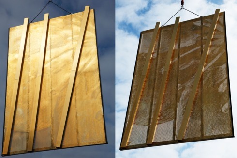 ... besteht aus Metallpaneelen in den Abmessungen 1x11 Meter, die auf Blechrahmen montiert wurden.<br />