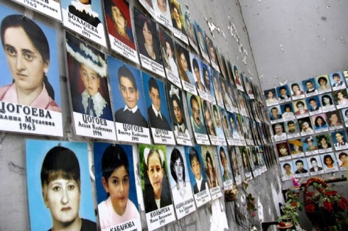 Die Geiselnehmer, Terroristen aus Tschetschenien und Inguschetien, stürmten bewaffnet die Einschulungsfeier. Viele der 331 Opfer waren Kinder.<br />