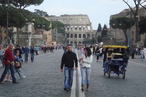 Via dei Fori Imperiali, vormals Via dell'Impero, das spektakulärste Straßenprojekt der Mussolinizeit im Herzen von Rom, fotografiert 2007.<br />