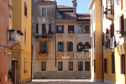 Biennale-Besuchern bestens bekannt: Das Quartier St. Elena hinter dem Ausstellungsgelände der Biennale in Venedig, entstanden in den späten 1920er Jahren vor allem für privilegierte Bewohner (Foto: 2010)<br />