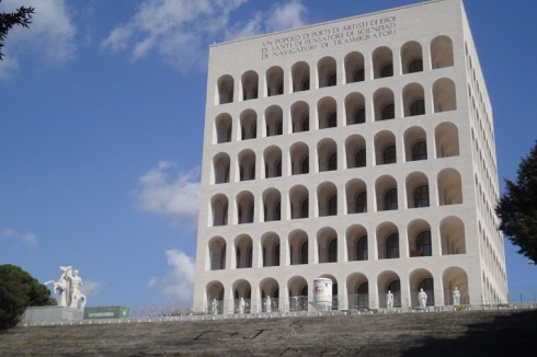Das "Colosseo quadrato", Leitbau der für das Jahr 1942 geplanten Weltausstellung, wurde in den letzten Jahren sorgfältig restauriert (Foto: 2009)<br />