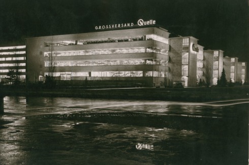 Besonders bei Nacht kam die Fließbandfassade gut zur Geltung.<br />