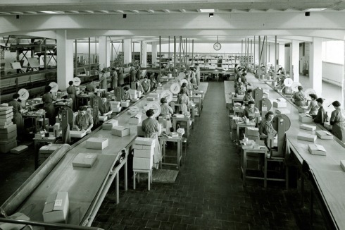 Bis zu 5000 Mitarbeiter, viele von ihnen Frauen, arbeiten im Versand, hier beim Packen der Quelle-Sendungen.<br />