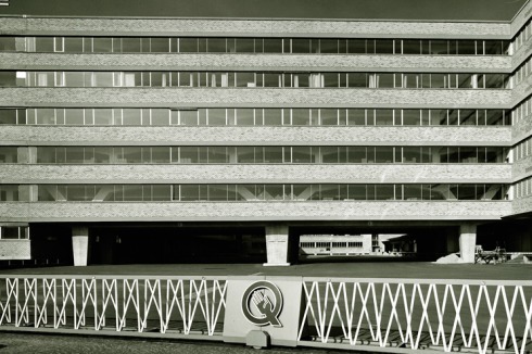 Das Quelle-Versandhaus (1954-1967), ein Stahlbetonskelettbau mit einer Bandfassade aus Hartbrandstein und Einfachverglasung.<br />
