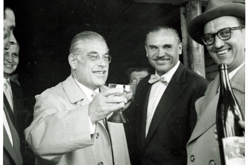 Gustav Schickedanz (mit Weinglas), Gründer des Quelle-Konzerns, und Ernst Neufert (mit Fliege) beim Richtfest<br />