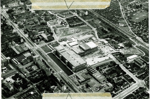 Im ersten Bauabschnitt wurde das Versandzentrum entlang der Fürther Straße errichtet, das nach und nach durch orthogonal dazu platzierte Bauteile für Lager und Anlieferung ergänzt wurde.<br />