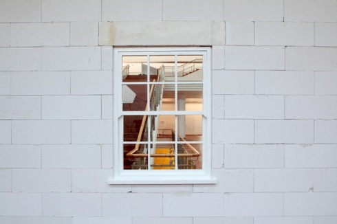 ... -"A Prosthesis", 2014; Leichtbeton, Mörtel, Eichenholz, Glass, Farbe.<br />