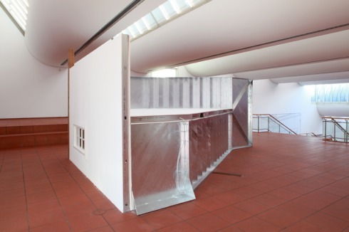 ... -"It's Beyond Me", 2014; verzinkter Stahl, Rigipsplatte, Pinienholz, Eichenholz, Glass, Lampe, Farbe.<br />