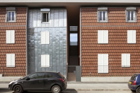Durch schmale Gassen zwischen den Townhouses, ...<br />