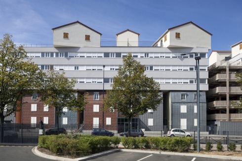 Von unten nach oben: Townhouse mit Mansarde, 50er-Jahre-Zeile, klassisches Einfamilienhaus. Größere Bekanntheit erlangte der polarisierende Pariser Architekt erstmals mit seinem Projekt<br /><a href="/cms/bauwerk.html?id=1204665#.U05NM1dZzng" >Fouquet's Barrière</a><br />