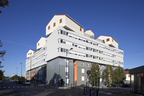 Gestapelt aus umgebenden Typologien: Der siebengeschossige Wohnblock "Urban Collage" von<br /><a href="http://www.edouardfrancois.com/en/home%20%20%20" >Edouard François</a><br />