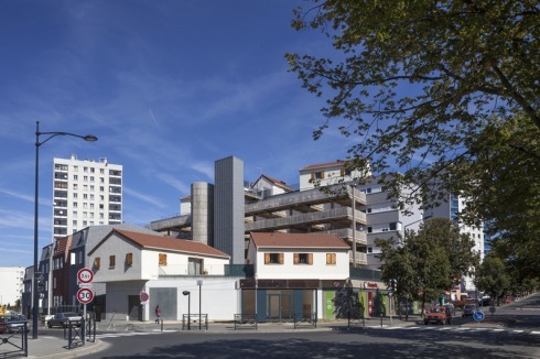 Heterogene siebziger-Jahre-Bebauung von Plattenbau bis Einfamilienhaus bestimmt den Vorort von Paris.<br />