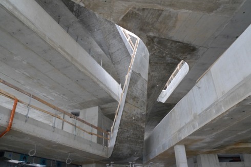 ... die als skulpturale Betontreppe die vier Geschosse miteinander verbindet.<br />