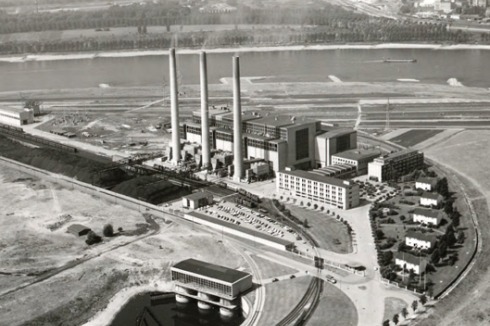 Das Düsseldorfer Kraftwerk Lausward wurde 1957 drei Kilometer von der Innenstadt entfernt gebaut und versorgt die Stadt mit Strom und Fernwärme.<br />