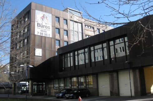 Bis in die 90er Jahre saß die IHK in dem Gebäude, das Schulamt nutzte es bis 2006, danach stand es leer.<br />