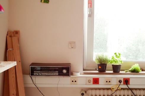 Ohne den Charme des alten Bürobaus zu verletzen, testen die Pioniere, wie man auf knapp 1000 qm über drei Geschosse verteilt wohnen und arbeiten kann.<br />