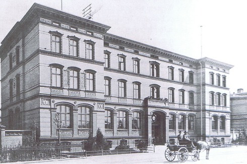 ... dessen repräsentative Fassade mit dem Haupteingang ...<br />