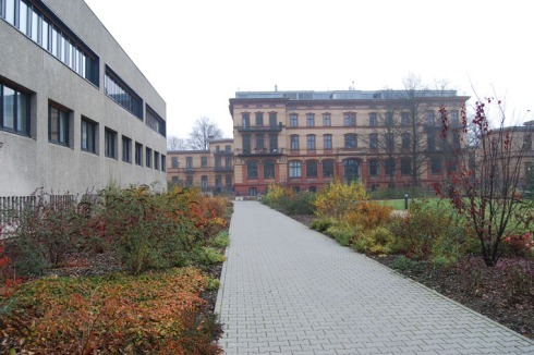Das ehemalige Verwaltungsgebäude richtet seine Fassade jetzt auf das Abstandsgrün.<br />