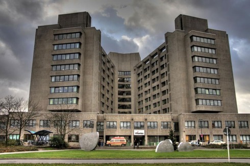 ... ein Bettenturm auf V-förmigem Grundriss nach den Plänen von Peter Poelzig.<br />