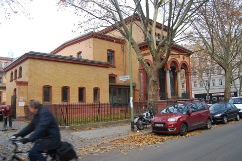 ... könnte sich so stärker der Umgebung öffnen, wie dies auf der Ostseite an der Grimmstraße bereits der Fall ist. Im Bild: die einstige Leichenhalle, heute Veranstaltungsort "Kapelle Am Urban" sowie Wohn- und Bürohaus.<br />