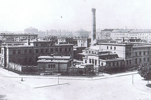 Das "Krankenhaus Am Urban", 1887-90 nach den Plänen von Hermann Blankenstein und Karl Frobenius errichtet, war das dritte Krankenhaus Berlins: eine "Stadt in der Stadt", umschlossen von Mauern und Zäunen. Auf der Ecke: das Badehaus..<br />