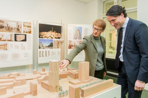 "Zeigen Sie mal auf den Gewinner" - die Berliner Senatsbaudirektorin Regula Lüscher mit Hines-Geschäftsführer Deutschland Christoph Reschke.<br />