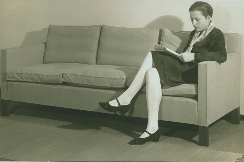 Sofa mit Kramers erster Ehefrau Beate (1926) aus dem 1930 erschienenen Buch "Wie richte ich meine Wohnung ein?" von Wilhelm Lotz<br />