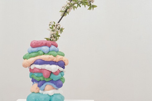 Michel Majerus, 1995 (58 x 29 cm, PU-Schaum, Fiberglas, Glasur, Kautschukfarbe, Kirchblütenzweige)<br />
