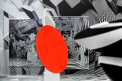 Der lange Weg zur Anerkennung, 2011 (137 x 29 x 38 cm, Spiegel, Holz, Acryl, Farbe, Ultraschall-Verdampfer)<br />