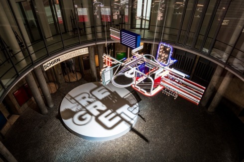 "Regret" konzipierte Rehberger für den dritten Schauteil als hängende Skulptur aus Auminium-Profilen, Neonröhren und Glühbirnen.<br />
