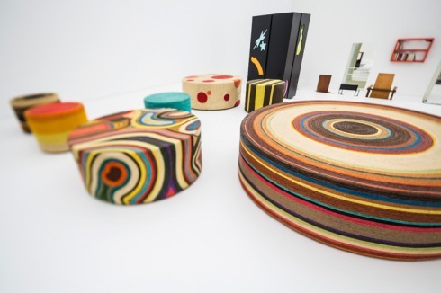 Dazwischen drapiert: Christian, 1996 (Sitzgelegenheit, 7 Teile (Ø 170 cm, 2 x 100 cm, 4 x 50 cm) Sperrholz, Pappe, Baumwollkordel)<br />