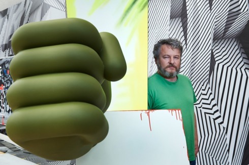Tobias Rehberger studierte von 1987 bis 1992 an der Frankfurter Städelschule bei Thomas Bayerle und Martin Kippenberger. Seit 2001 ist er selbst Professor für Bildhauerei an der Kunsthochschule.<br />