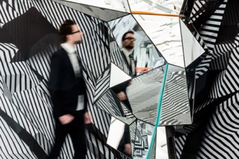 Unerfreuliches aus Diskobay, 2008 (280 x 200 x 120 cm, Spiegel, Farbe, Wasser)<br />