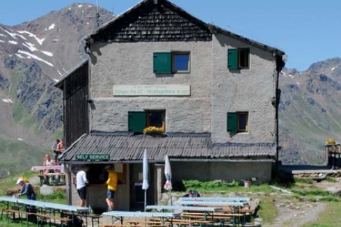 Weißkugelhütte /Rifugio Pio XI (2544 Meter). 1893 erbaut, 1936 erweitert. Heute: schlechter Zustand.<br />