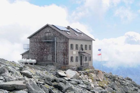 Schwarzensteinhütte / Rifugio Vittori Veneto al Sasso Nero (2923 Meter). 1894 erbaut. Geologische Probleme erfordern Neubau.<br />