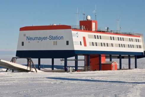 Die Aufständerung hatte sich bereits bei der deutschen Forschungsstation Neumayer III bewährt, die ebenfalls von IMs gebaut wurde (2007). Der Wind fegt den Schnee unter dem Haus durch, es entstehen keine Schneeberge am Gebäude.<br />