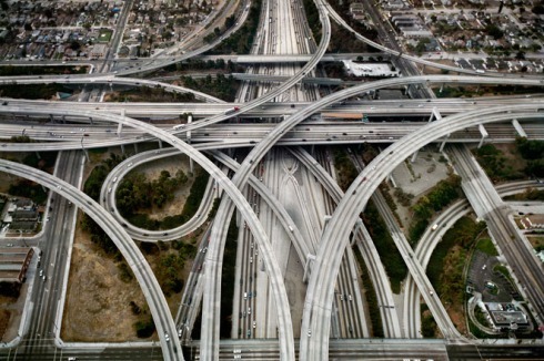 Infrastruktur des Individualverkehrs: Highway #1 . Intersection 105 & 110 . Los Angeles, California USA . 2003<br />