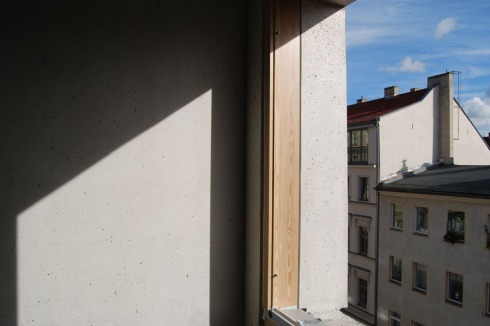 Bauwelt Heft 44.13 widmet sich der massiven Wand mit zwei neuen Gebäuden: dem monolithischen Wohnhaus aus Dämmbeton von Zanderroth Architekten in Berlin-Mitte ...<br />