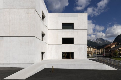 Massive Wände mit 55 Zentimeter Dämmbeton: das Nationalparkzentrum in Zernez (Graubünden, Schweiz) von Valerio Olgiati<br />