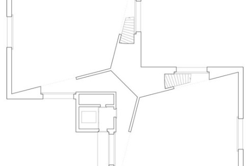 Das Gebäude besteht aus zwei gleich großen, symmetrisch angeordneten Quadern, verbunden durch die Erschließung.<br />