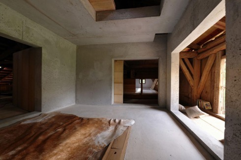 Das Schlafzimmer - große Öffnungen rahmen die Ausblicke ins Freie<br /><a href="http://peterhaimerl.com/images/cilli.pdf" >Birg mich, Cilli!</a><br />
