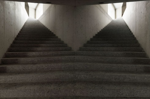 Die Treppe spaltet sich im Erdgeschoss nach wenigen Stufen und führt jeweils in einen der beiden Quader.<br />