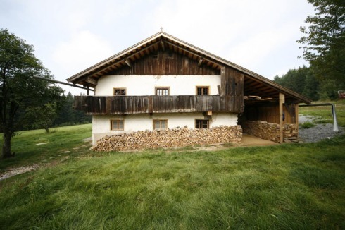 Leichtbeton mit Schaumglasschotter aus Altglas: Peter Haimerl und Jutta Görlich haben vier Betonkuben in ein Bauernhaus von 1840 gesetzt.<br />